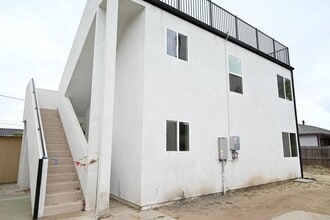 Building Photo - 10701 1/2 Doty Ave