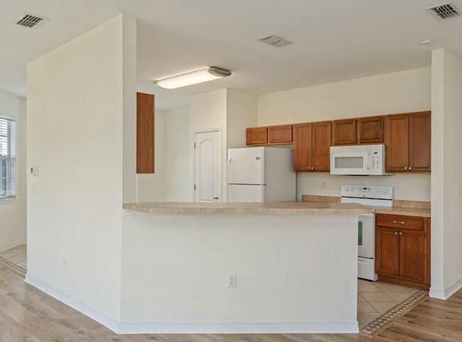 Building Photo - 4 bedroom 2.5 bathroom