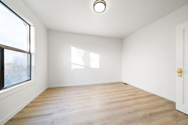 Building Photo - 7414 NE 6th Ave