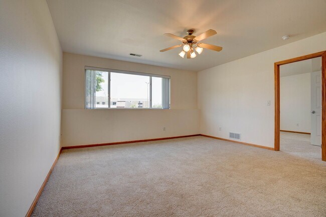 Building Photo - Woodridge Estates Townhomes