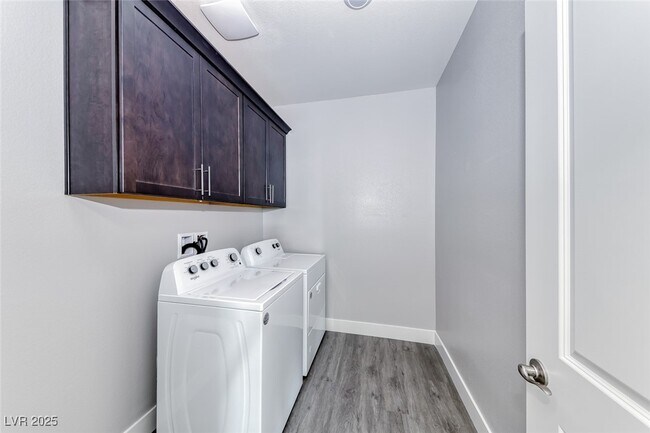 Building Photo - 510 Copper Falcon Ave
