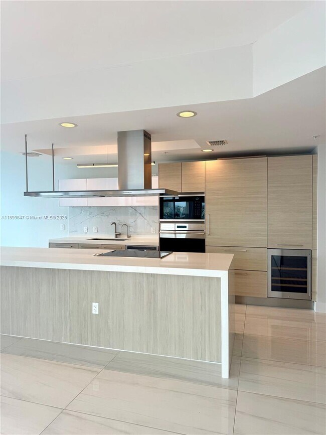 Building Photo - 17111 Biscayne Blvd