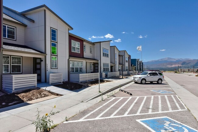 Building Photo - Contemporary Townhome in North CO Springs