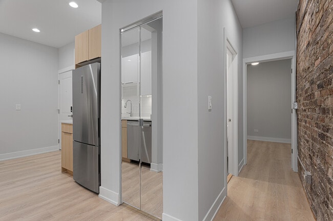 Building Photo - 6946 N Wolcott Ave