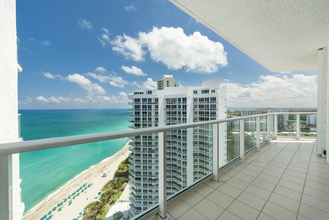 Building Photo - 16445 Collins Ave