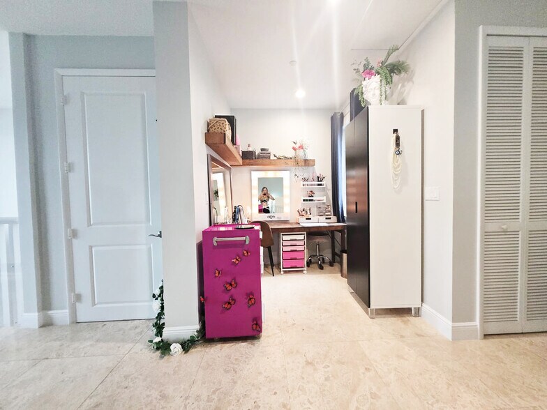 Building Photo - 302 NE 8th Ave