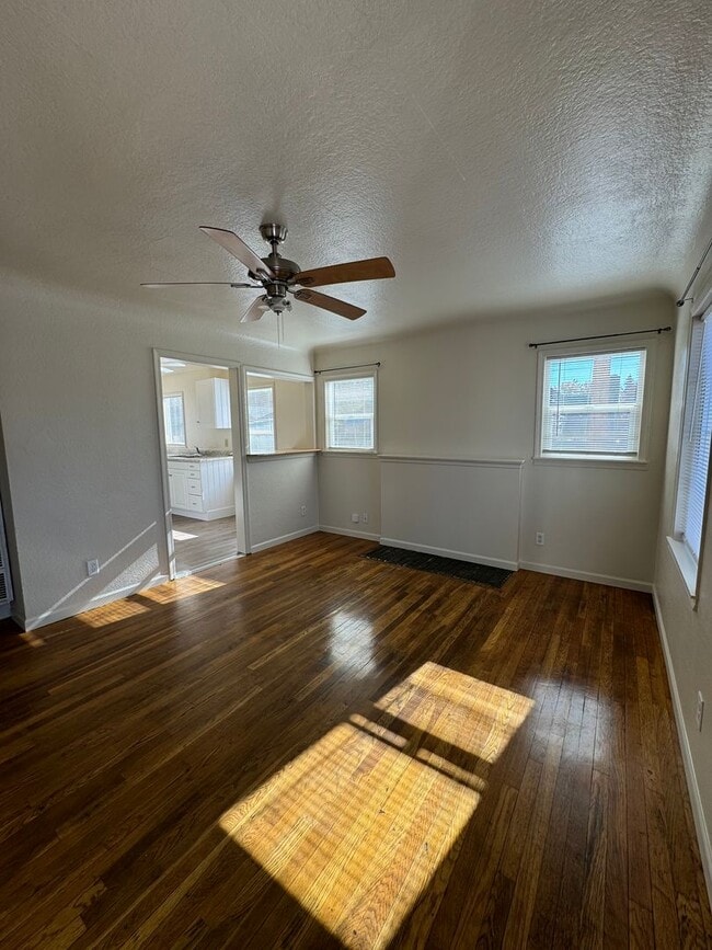 Building Photo - 915 Division St