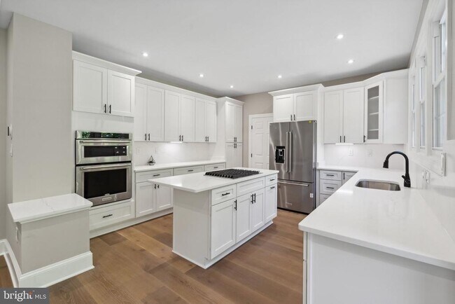 Building Photo - 10899 Woodland Falls Dr