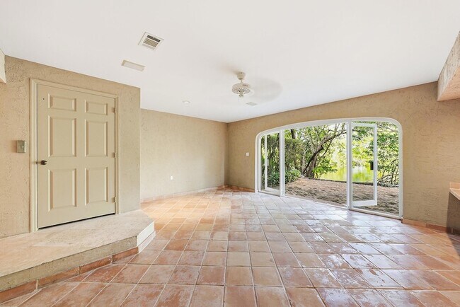 Building Photo - 6204 Paradise Point Dr