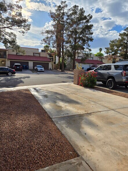 Building Photo - 4876 Rollingwood Cir