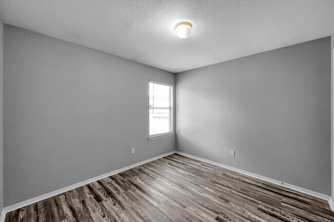 Building Photo - Cozy and quiet 4 bed 2 bath