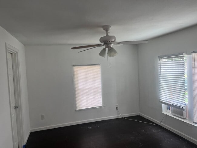 Building Photo - 2/1 in Southeast Sherman Near Rosedale Park