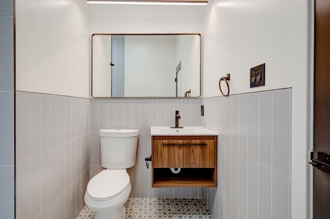 Building Photo - Spacious & Stylish Studio Apartment on W Diamond Street