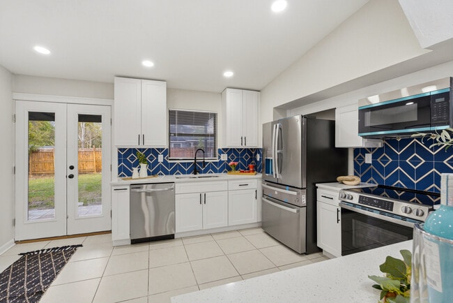 Building Photo - 2111 Bourget Dr