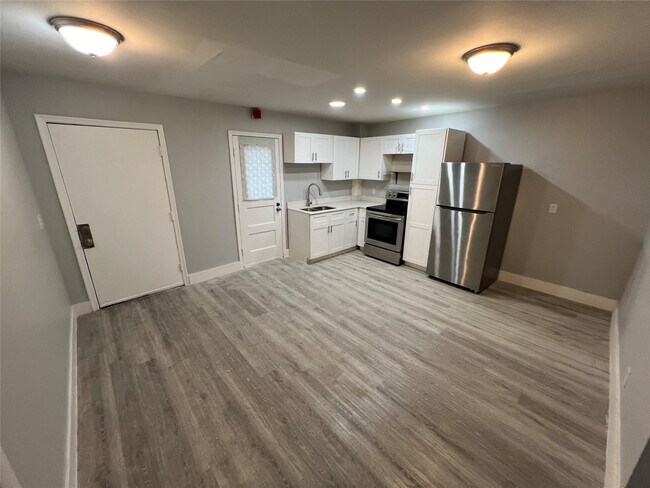 Building Photo - 6840 Pembroke Rd