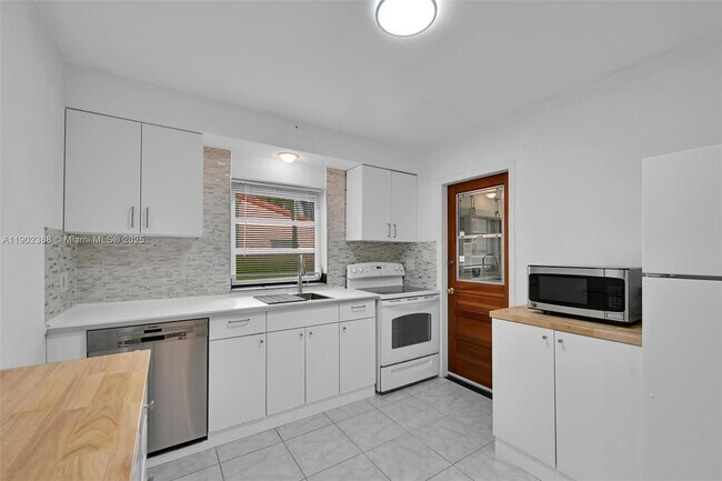 Building Photo - 1520 NE 108th St