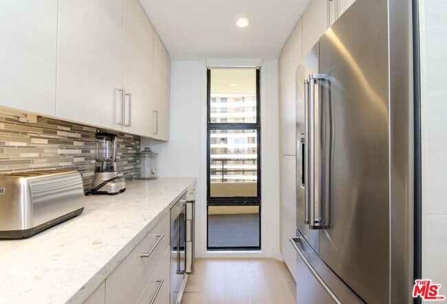 Building Photo - 4335 Marina City Dr