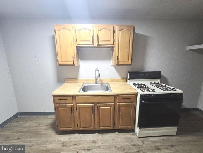 Building Photo - 2120 E Cheltenham Ave