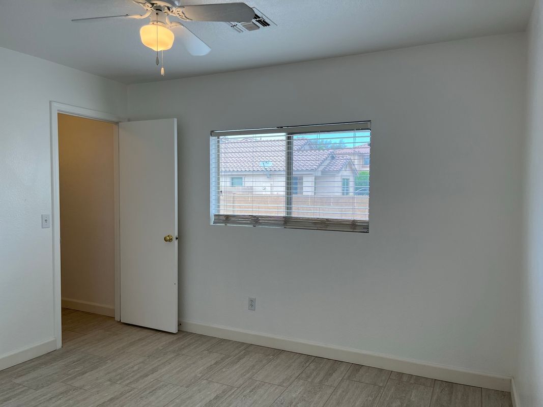 Building Photo - 2403 E Palm Beach Dr
