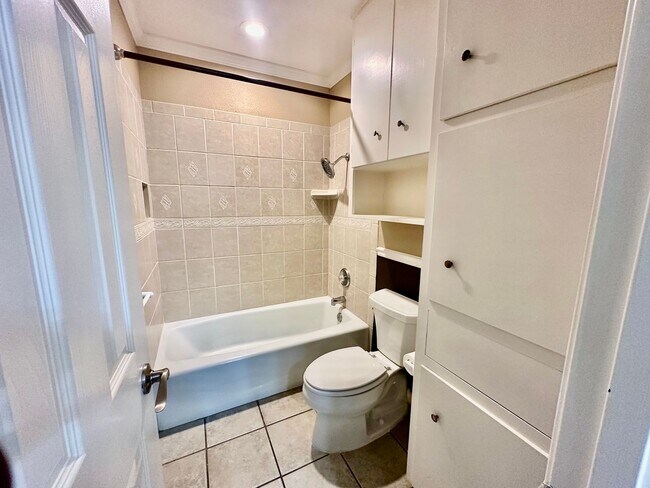 Building Photo - July Move-In Special - Fabulous 4/2 single...