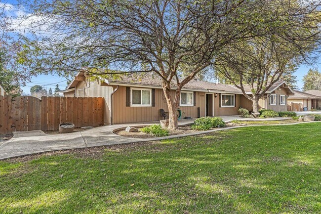 Building Photo - Madera Ranchos Home, 3BR/2BA, Built 1986 -...