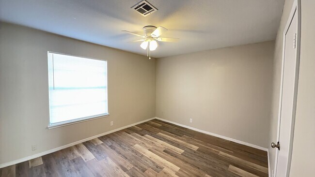 Building Photo - Cozy up this New Year in your new 2 bed/1bath home!