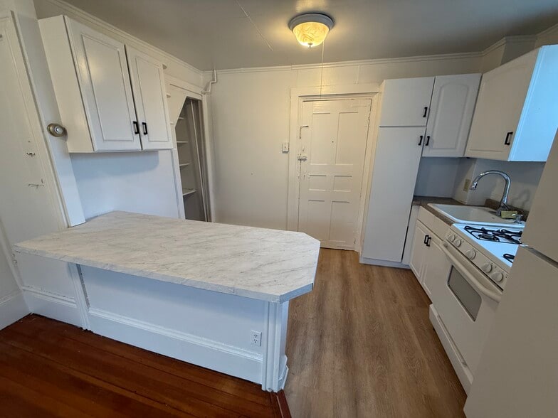 Building Photo - 18 Leyden St