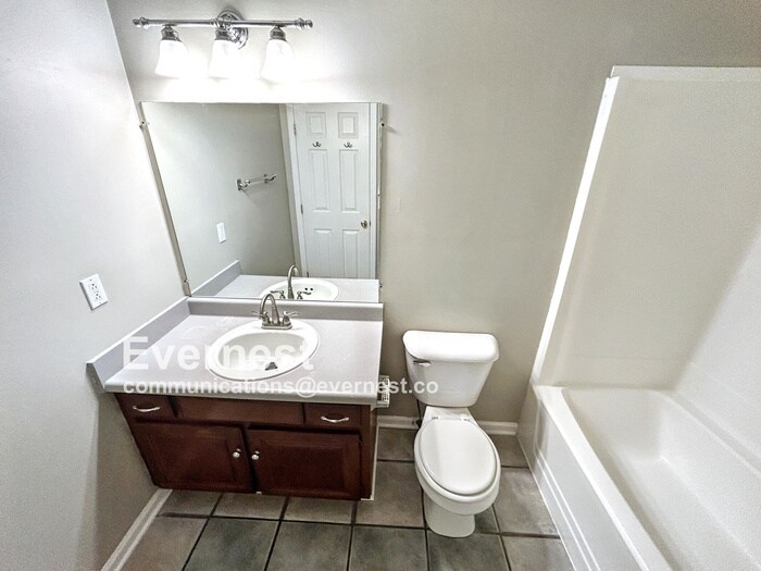 Building Photo - 902 Wildrose Ct