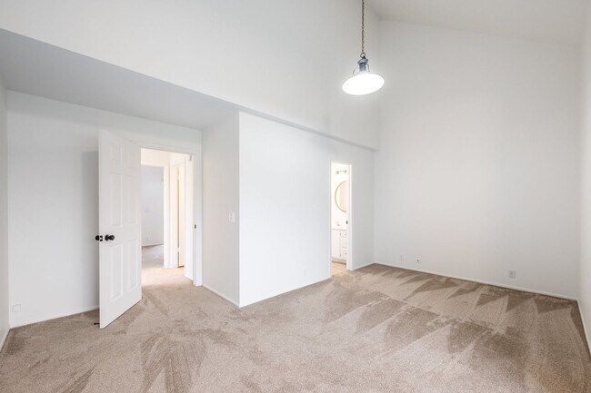 Building Photo - Conveniently Located Racquet Club Condo