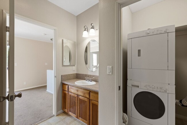 Building Photo - Excellent 1 Br 1Ba with Den in a Well Kept...