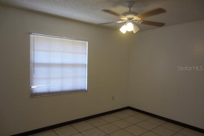 Building Photo - 2200 Oakview Cir