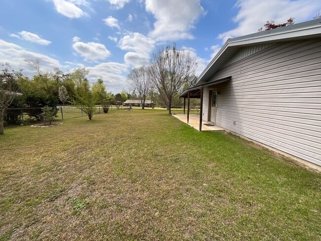 Building Photo - Gorgeous 3/2 Brick Home in Marianna with Bonus Room, Shed, and Fenced Back Yard!