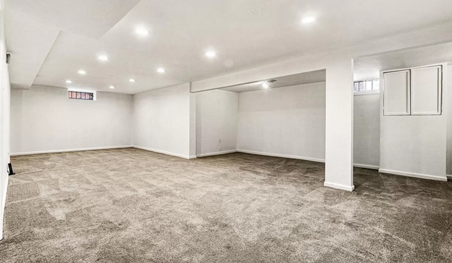 Building Photo - Furnished 3 bedroom 1 bathroom apartment