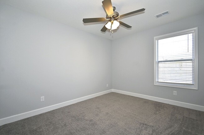 Building Photo - 3 Bedroom 2.5 bath 2 Car Garage   Duplex