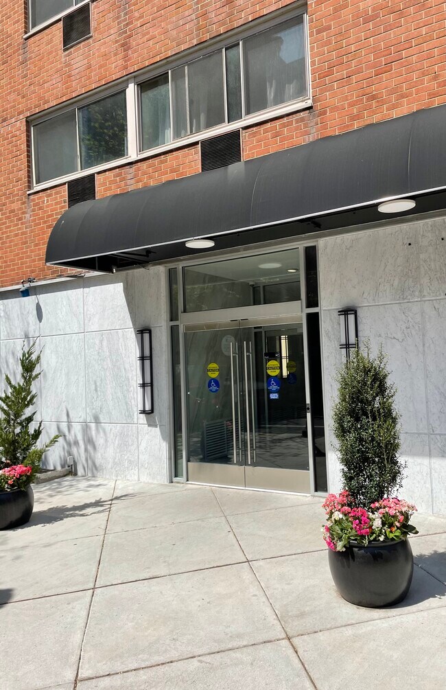 Building Entrance - 2101 Chestnut St