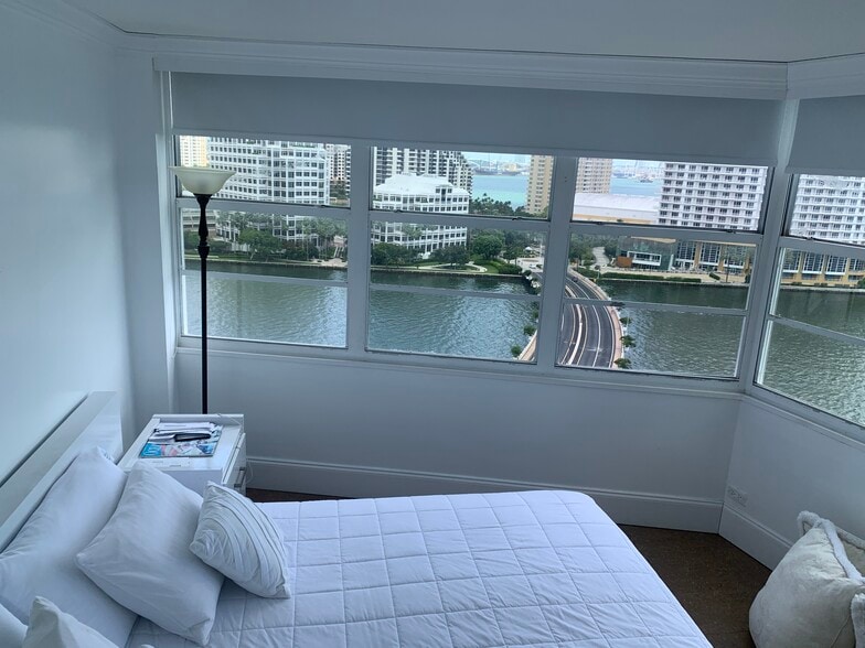 Building Photo - 801 Brickell Bay Dr