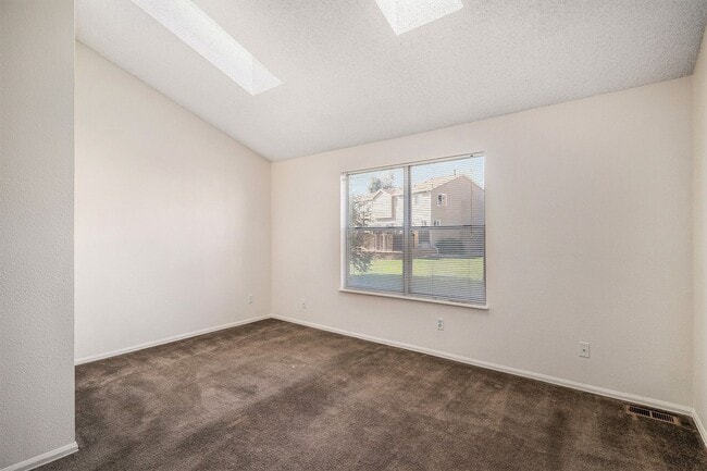 Building Photo - Freshly Painted & Move-In Ready! 2 bedroom - 2.5 Bathroom - Smokey Hill Aurora