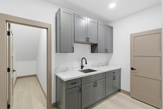 Building Photo - 2805 Trumbull Rd