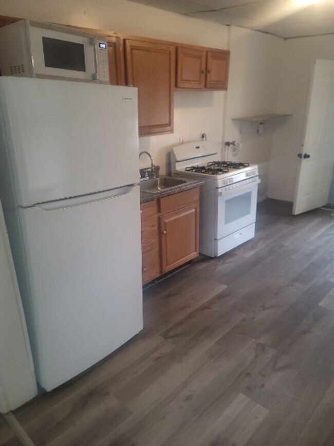 Building Photo - AVAILABLE FOR SHOWING!!! 4BR / 1BA.