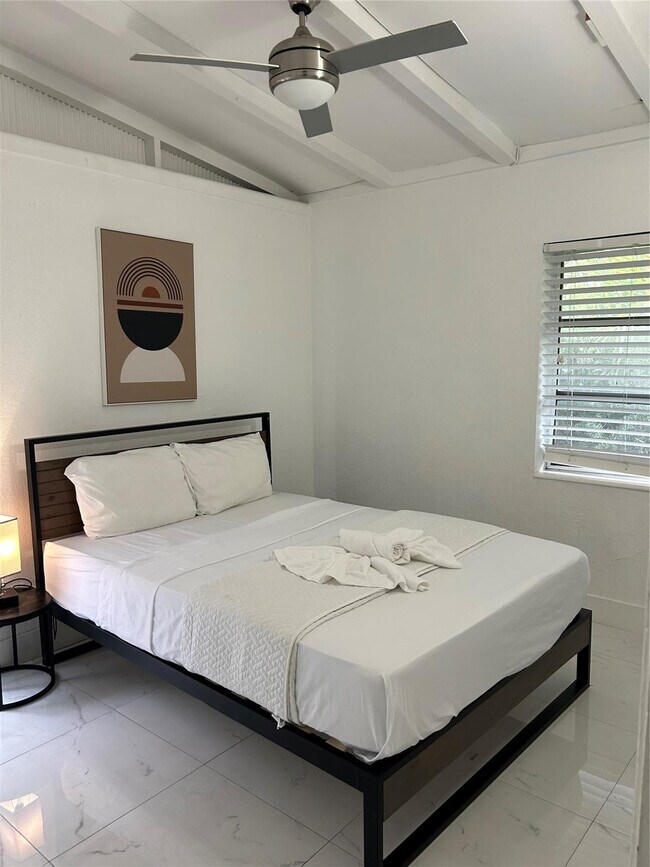 Building Photo - 720 NE 17th Ct