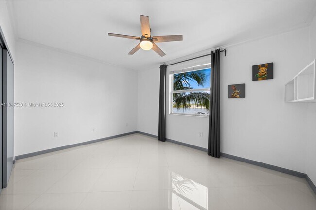 Building Photo - 17100 N Bay Rd