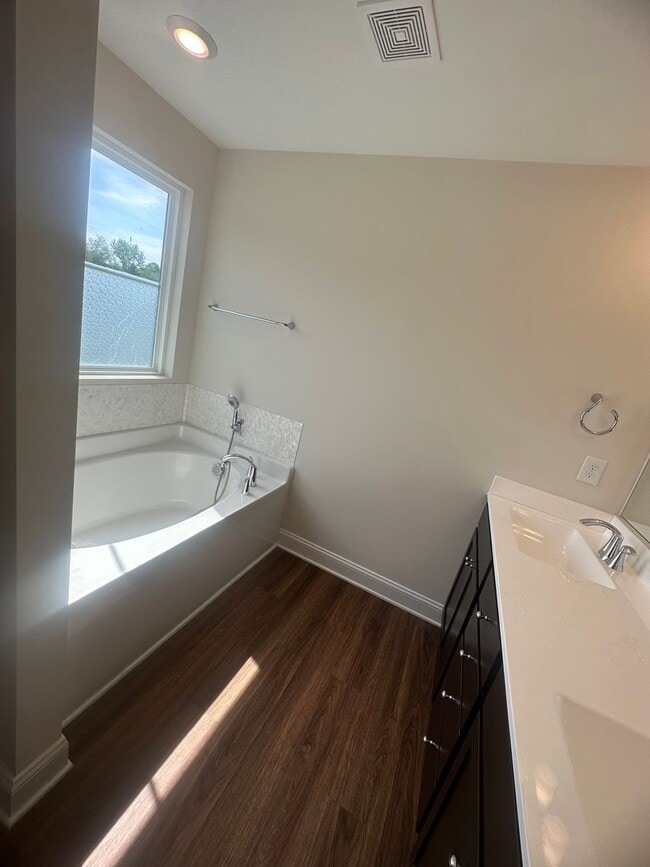 Building Photo - Spacious 4BR 3BA home in Northern Greensboro