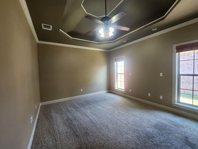 Building Photo - 4 Bedroom 2 Bath (Gardens Of Southgate)