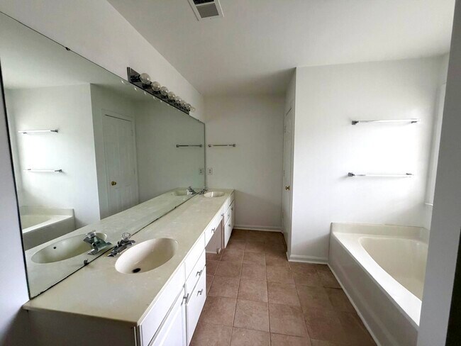 Building Photo - 6229 Bells Mill Dr