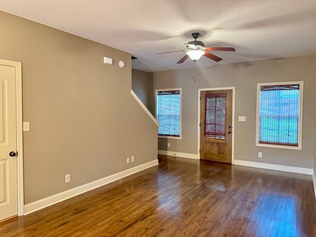Building Photo - Luxury Townhouse! 2 Bed/2.5 Bath, 1 Car ga...