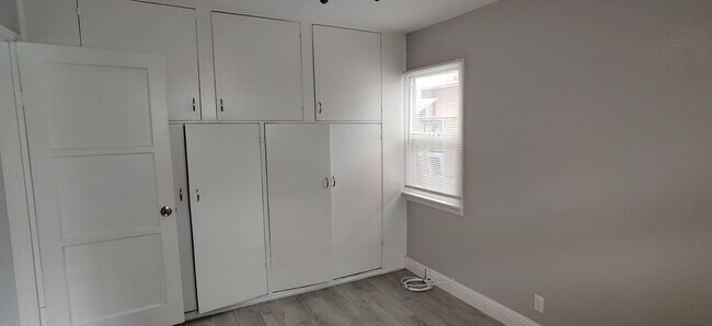 Building Photo - North Long Beach Private Back House