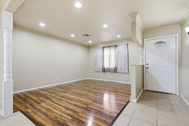 Building Photo - Three Bedroom Home with Bonus Room