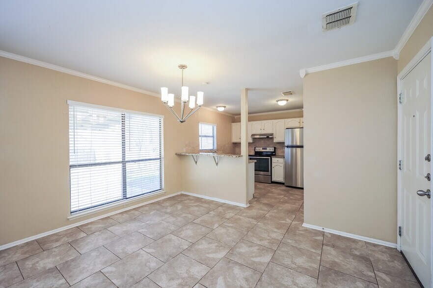 Building Photo - 7531 Lago Frio