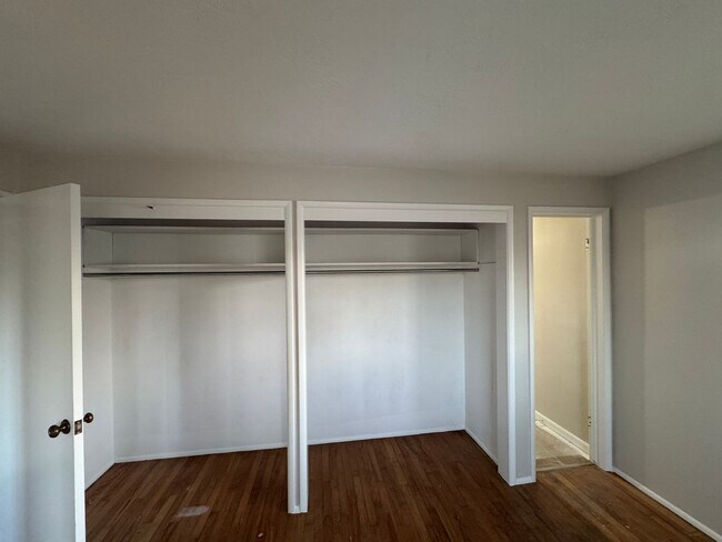 Building Photo - Great Vintage Home!