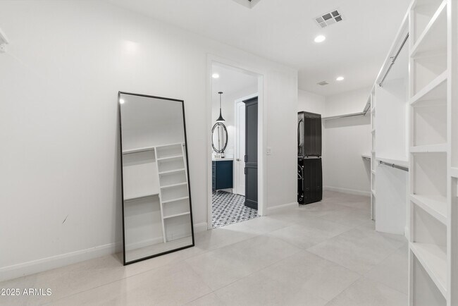 Building Photo - 4601 N Royal View Dr